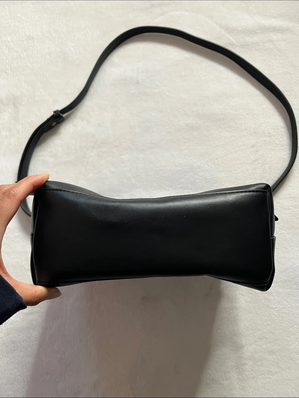Zara Black Mini bucket bag with V stitch design - Picture 4 of 9